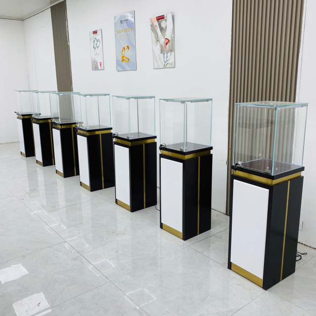 خزانة عرض زجاجي مع شريط فاتح